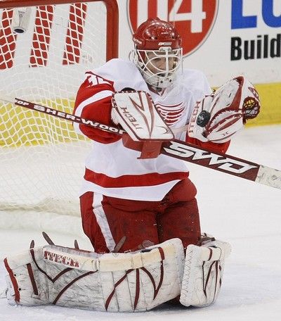 Chris Osgood si také připsal několik důležitých zákroků. | Foto: Reuters