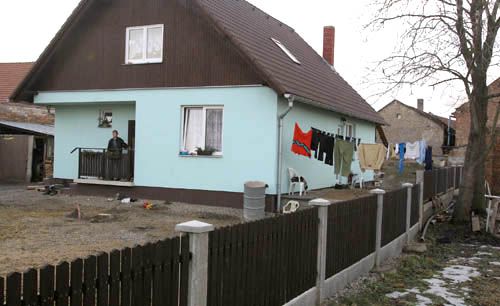 Na druhou stranu, opravených nebo znovu postavených domů, jako je tento, je také hodně. | Foto: Ondřej Besperát, Aktuálně.cz