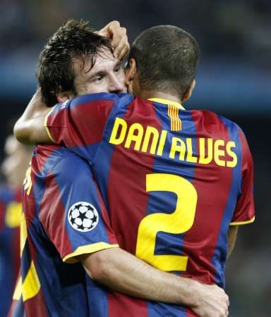 Lionel Messi a Daniel Alves | Foto: Reuters