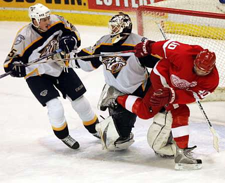 Obránce Jerred Smithson (vlevo) a brankář Tomáš Vokoun se brání pokusu detroitského Henrika Zetterberga. | Foto: Reuters