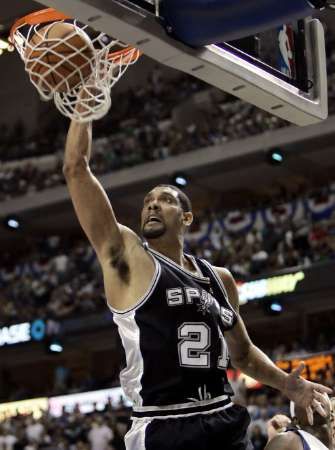 Útočník San Antonio Spurs Tim Duncan smečuje do koše Dallasu Mavericks. | Foto: Reuters