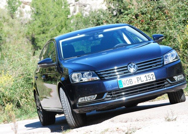 Vzhled VW Passat se přiblížil většímu sourozenci, kterým je Phaeton | Foto: Radek Pecák