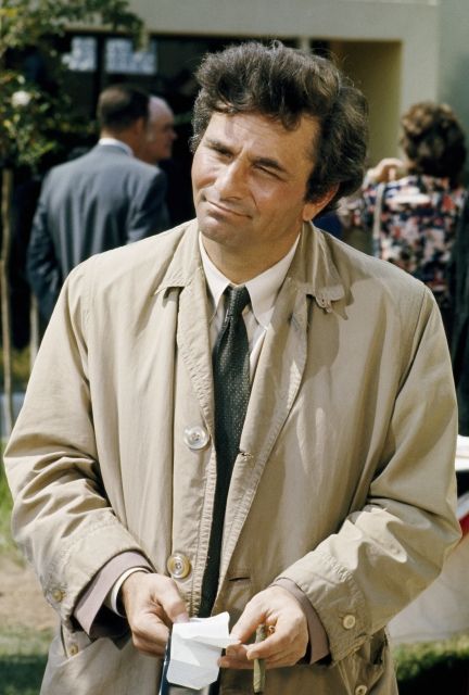 23. 6. - Peter Falk, slavný inspektor Columbo - Ve věku 83 let zemřel americký herec Peter Falk, jehož proslavila především role inspektora Columba ve stejnojmenném televizním seriálu. Nebyl však jen brilantním detektivem. Jak poznamenal jeden z prvních nekrologů: Byl hrdinou těch, kdo nejsou bohatí, nevypadají skvěle a mají na kravatě skvrnu od omáčky. A co víc, vypadal, že je takhle šťastný. 
Rodina v tiskovém prohlášení uvedla, že herec zemřel ve svém domě v Beverly Hills. Příčinu smrti si příbuzní nepřáli zveřejnit. V posledních letech trpěl čím dál větší demencí a zhoršující se Alzheimerovou chorobou. Ke konci již potřeboval nepřetržitou 24hodinovou péči; podle lékařů už nikoho nepoznával a nic si nepamatoval. Čtěte více o této osobnosti ve článku zde . | Foto: ČTK