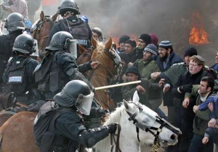 Izraelská policie se snaží vytlačit žídovské osadníky z Amony | Foto: Aktuálně.cz