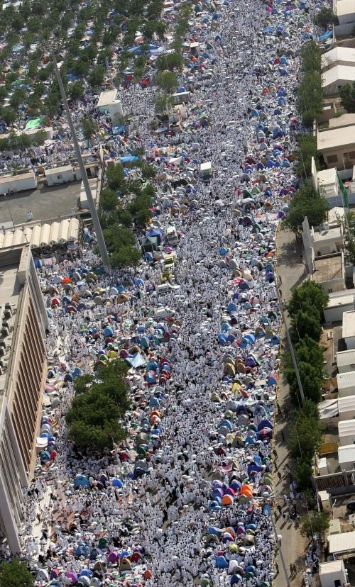 9. ledna 2006. Muslimští poutníci na cestě na pláň Arafát | Foto: Reuters//Ali Jarekji