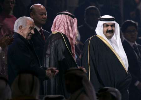 Závěrečný ceremoniál Asijských her sledoval katarský Emír Sheikh Hamad Bin Khalifa Al-Thani (vpravo) i bývalý prezident MOV Juan Antonio Samaranch (vlevo). | Foto: Reuters