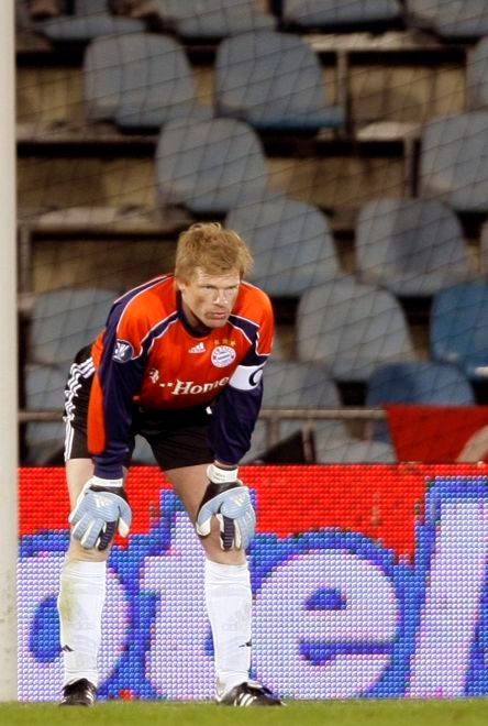 Oliver Kahn se chvílemi nestačil divit, co se na hřišti dějě. | Foto: Reuters