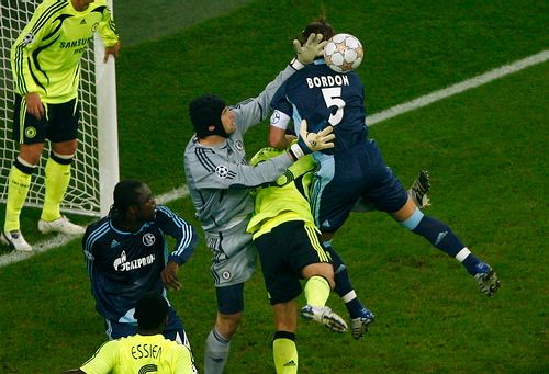 Gólman Chelsea Petr Čech (v kukle) vyráží míč v zápase na hřišti Schalke 04. | Foto: Reuters