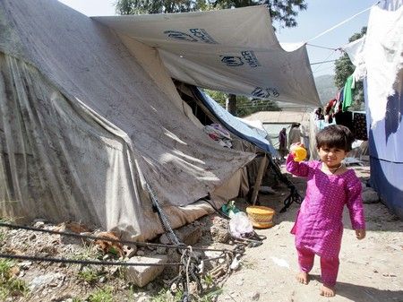 Iram, která přežila loňské zemětřesení, si hraje v uprchlickém táboře v Muzaffarabadu (pákistánská část Kašmíru) | Foto: REUTERS / Mian Khursheed