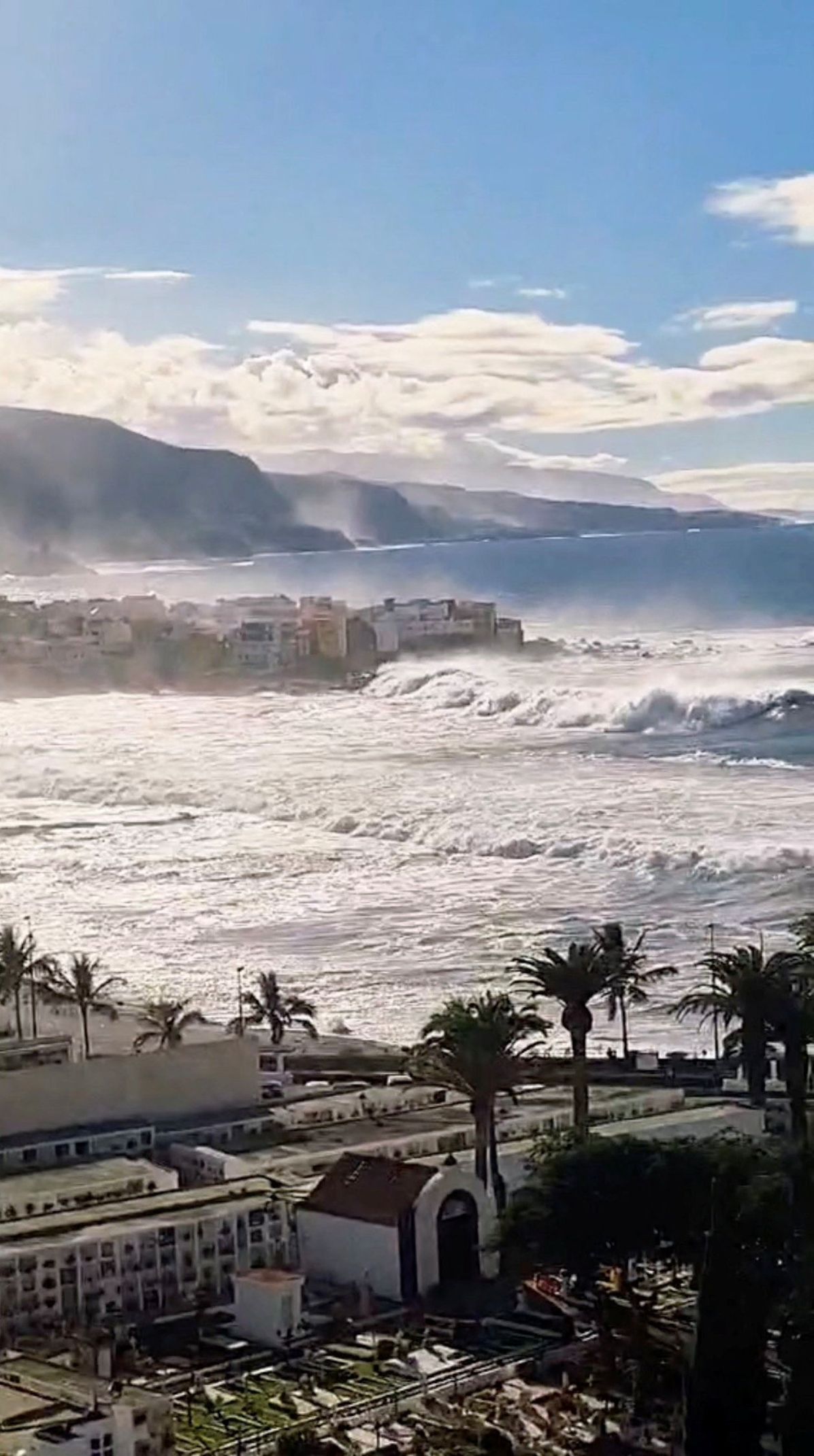 VIDEO: Masivní vlna smetla lidi z útesu jak šachové figurky. Tenerife hlásí tři mrtvé