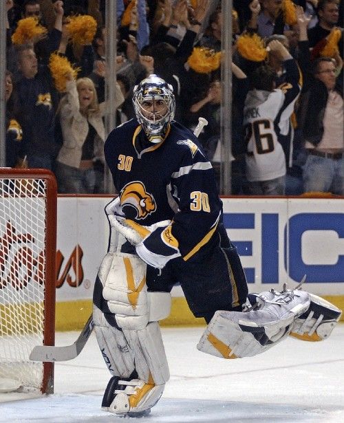 Brankář Buffala Ryan Miller se raduje po druhém vítězství nad New Yorkem Rangers ve čtvrtfinálové sérii play off. | Foto: Reuters