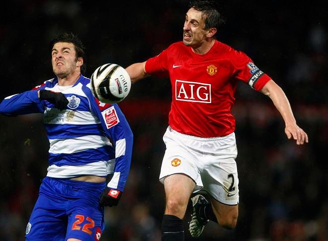 Gary Neville z Manchesteru a Samuel Di Camine z QPR v souboji o balon | Foto: Reuters