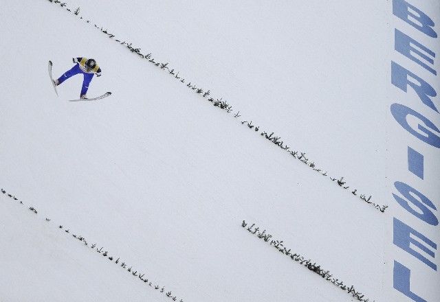 Rakušan Wolfgang Loitzl při svém vítězném skoku ve třetím závodě Turné čtyř můstků v Innsbrucku. | Foto: Reuters