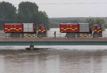 Hladina řek Severn a Temže se stále zvedá... | Foto: Reuters