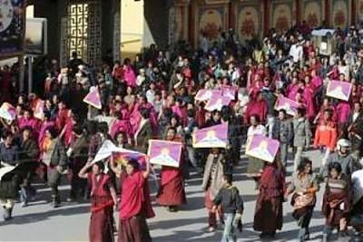 Mniši v ulicích města Amdo Labrang na severovýchodě Tibetu. | Foto: Reuters