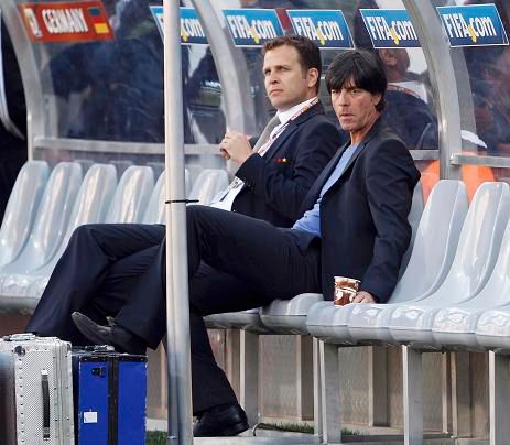 Trenér Německa Joachim Löw na lavičce | Foto: Sport