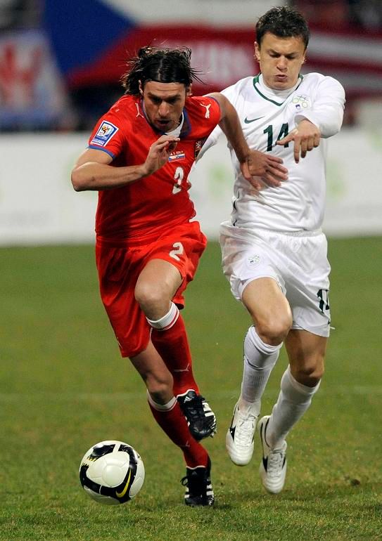 Zdeněk Grygera si brání míč před Zlatkem Dedičem | Foto: Reuters