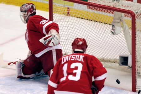 Dominik Hašek dostává gól v zápase čtvrfinále play off NHL. | Foto: Reuters