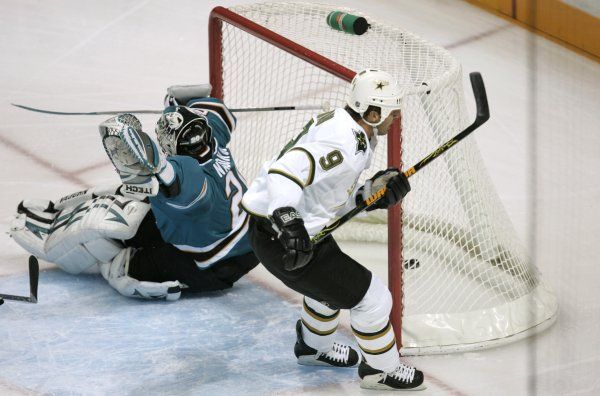 Historický okamžik: Mike Modano (Dallas Stars) střílí druhý gól do sítě Jevgenije Nabokova ze San Jose. Bod č. 1233 je na světě. | Foto: Reuters