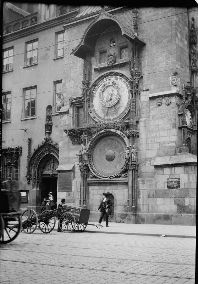 Před staroměstským orlojem (1860) | Foto: Library of Congress