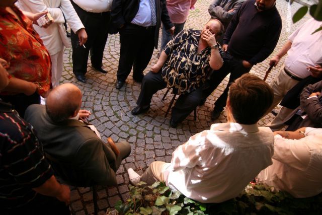 Už hodinu před procesem čekali lidé z obou romských klanů i se svými vůdci u buduvy soudu. | Foto: Jan Langer