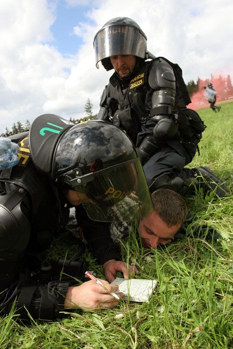 Policisté se učili též provést zjištění totožnosti ve skutečně polních podmínkách. | Foto: Ondřej Besperát, Aktuálně.cz