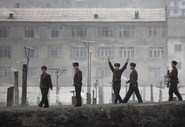 Severokorejští pohraničníci hlídkují u hranic s Čínou. | Foto: Reuters