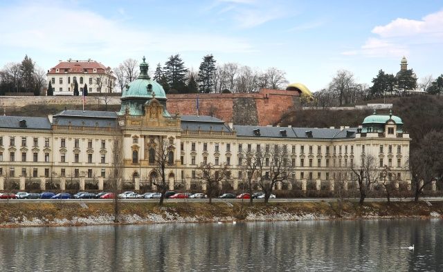 Bližší pohled na knihovnu přes Úřad vlády. | Foto: Future Systems