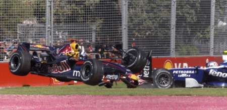 David Coulthard (vlevo) přeletěl při Velké ceně Austrálie se svým Red Bullem přes předek Williamsu Alexe Wurze. | Foto: Reuters