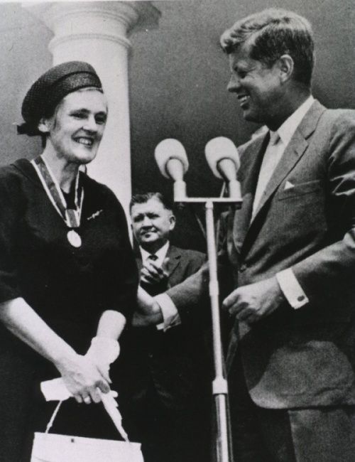 Pečlivá úřednice: Frances Oldhamová Kelseyová nedala povolení k tomu, aby byl thalidomid prodáván v USA. V roce 1962 za to obdržela vyznamenání od prezidenta Johna F. Kennedyho. | Foto: Wikimedia Commons