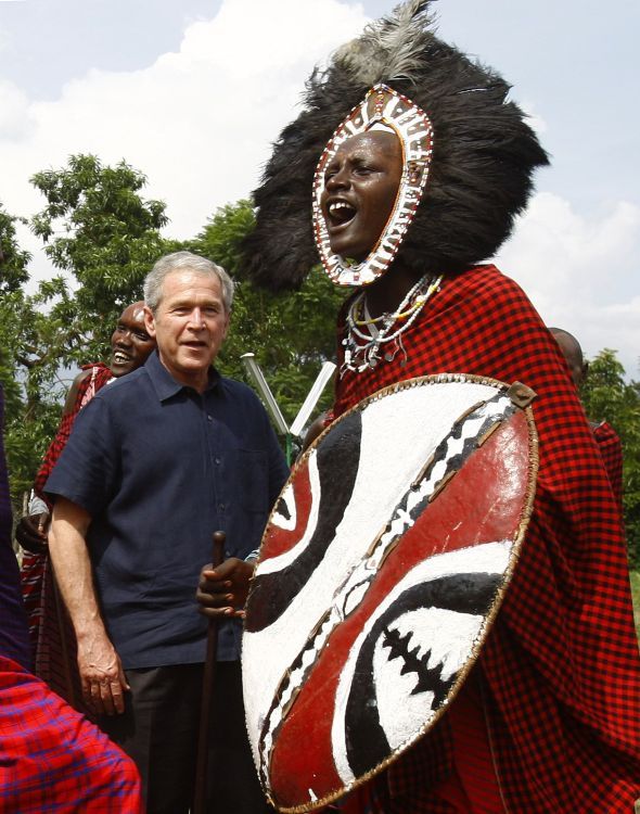 George Bush s tradičním africkým bojovníkem; Arusha, 18.2.2008 | Foto: Reuters