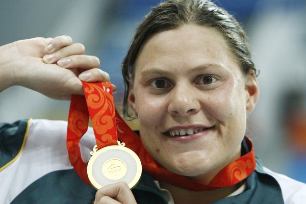 Natalie du Toitová s jednou ze svých pěti zlatých medailí z paralympiády 2008. | Foto: Reuters