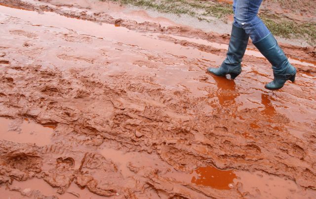 Apokalypsa začala v pondělí krátce po poledni. Do vesnic Kolontár a Devecser začala pronikat záplavová vlna červené barvy. Bez varování, náhle. | Foto: Reuters