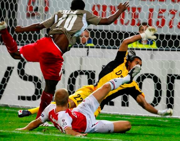 Moussa Traore střílí gól Standardu Lutych v závěru utkání s Alkmaarem. | Foto: Reuters