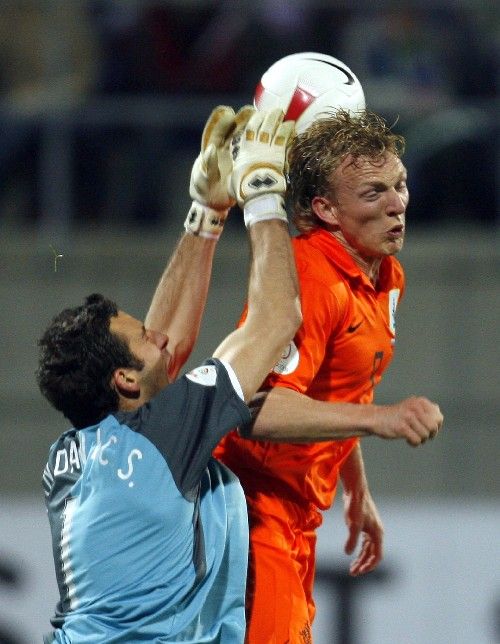 Nizozemský útočník Dirk Kuyt (vpravo) se snaží přehlavičkovat slovinského gólmana Samira Handanoviče v kvalifikačním zápase o EURO 2008. | Foto: Reuters