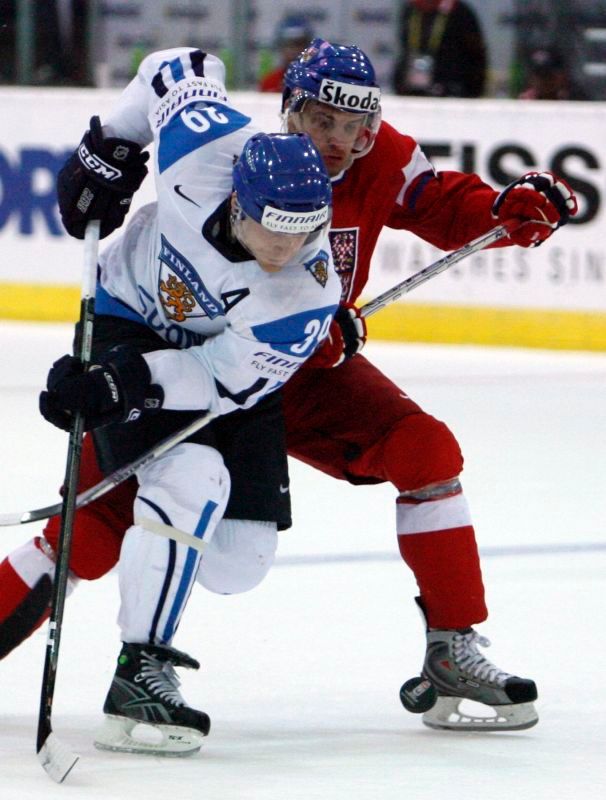 Niko Kapanen a Jan Marek. | Foto: Reuters