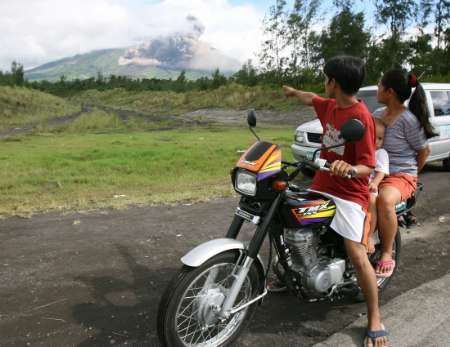 Řada z nich odmítla opustit své domovy, nová erupce ale některé přiměla změnit názor. | Foto: Reuters