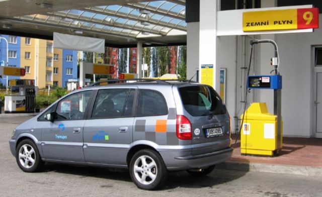 Pro automobily na CNG existuje stále jen málo čerpacích stanic. | Foto: Aktuálně.cz