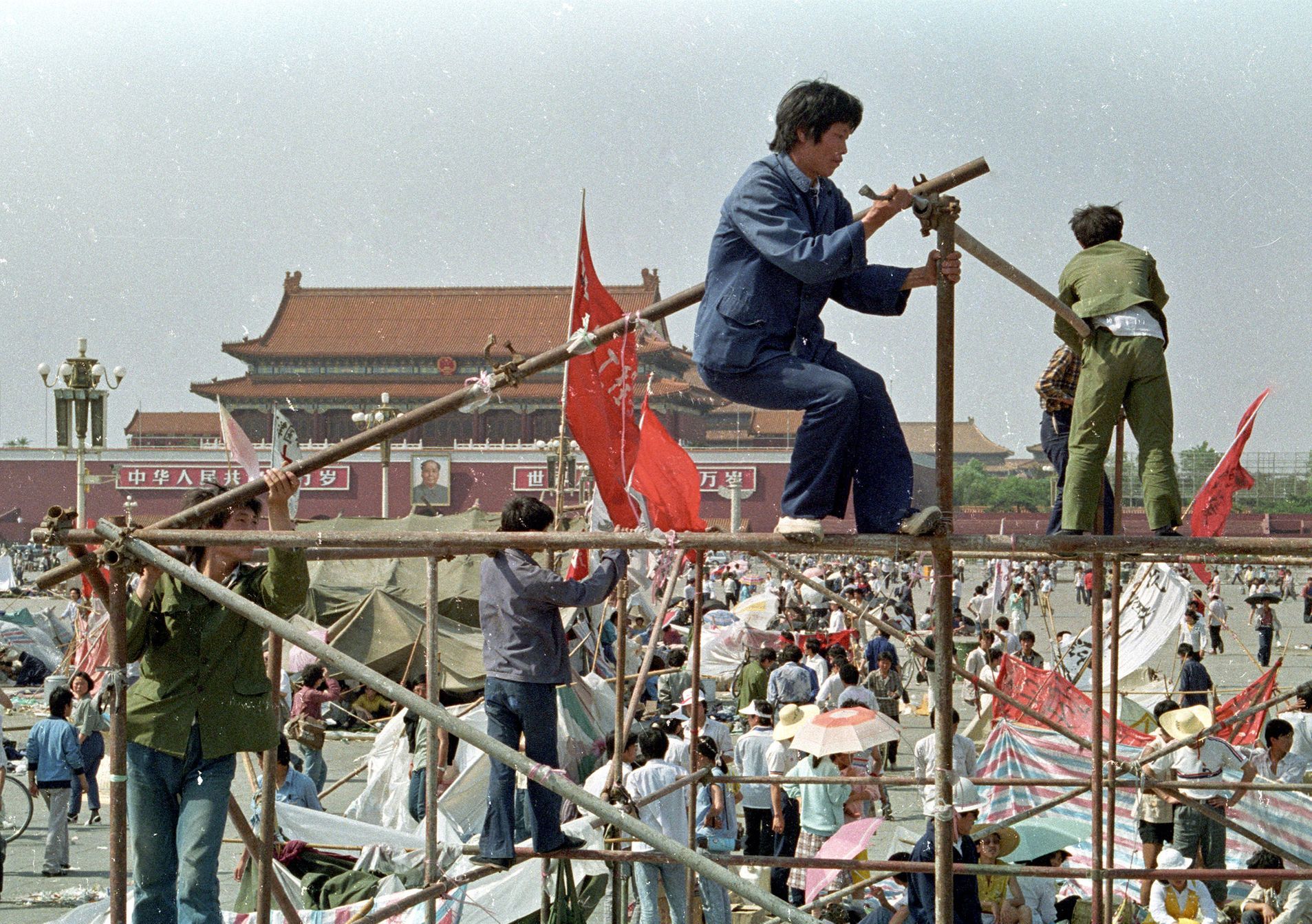 Китайцы на площади. Китай площадь Тяньаньмэнь 1989. 1989 Год Китай площадь Тяньаньмэнь. Протесты на площади Тяньаньмэнь в 1989 году.