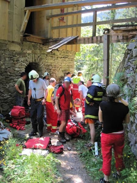 U lesního hrádku Aichelburg se zřítila ztrouchnivělá dřevěná lávka | Foto: HZS Královéhradeckého kraje