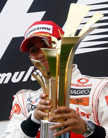 Lewis Hamilton s trofejí | Foto: Sport