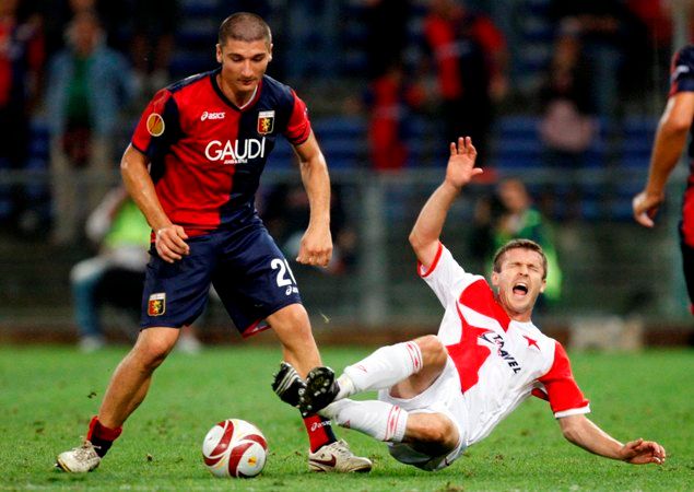 Salvatore Bocchetti bojuje s Riste Naumovem ze Slavie v utkání Evropské ligy. | Foto: Reuters