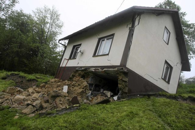 Do tohoto domku v Pochybie na jihu Polska se už asi nikdo nenastěhuje. | Foto: Reuters