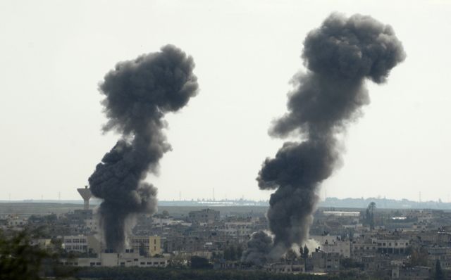 Z Gazy stoupá kouř po izraelském náletu. | Foto: Reuters