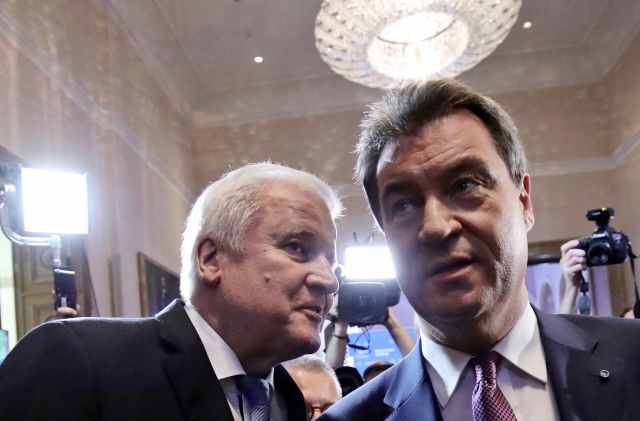 Šéf CDU Horst Seehofer a bavorský premiér Markus Söder (vpravo) po velkém volebním propadu jejich strany. | Foto: ČTK