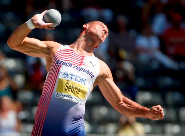 Roman Šebrle při kouli | Foto: Reuters