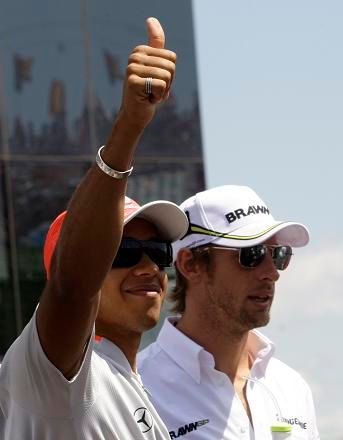 Lewis Hamilton a Jenson Button před hlavním závodem | Foto: Sport