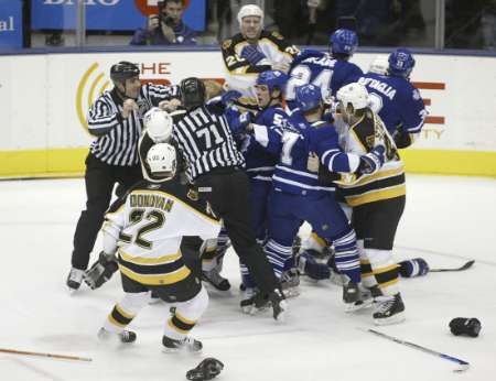 Hráči Toronta a Bostonu se pouštějí do bitky v první třetině zápasu zámořské NHL na ledě Toronta Maple Leafs. | Foto: Reuters