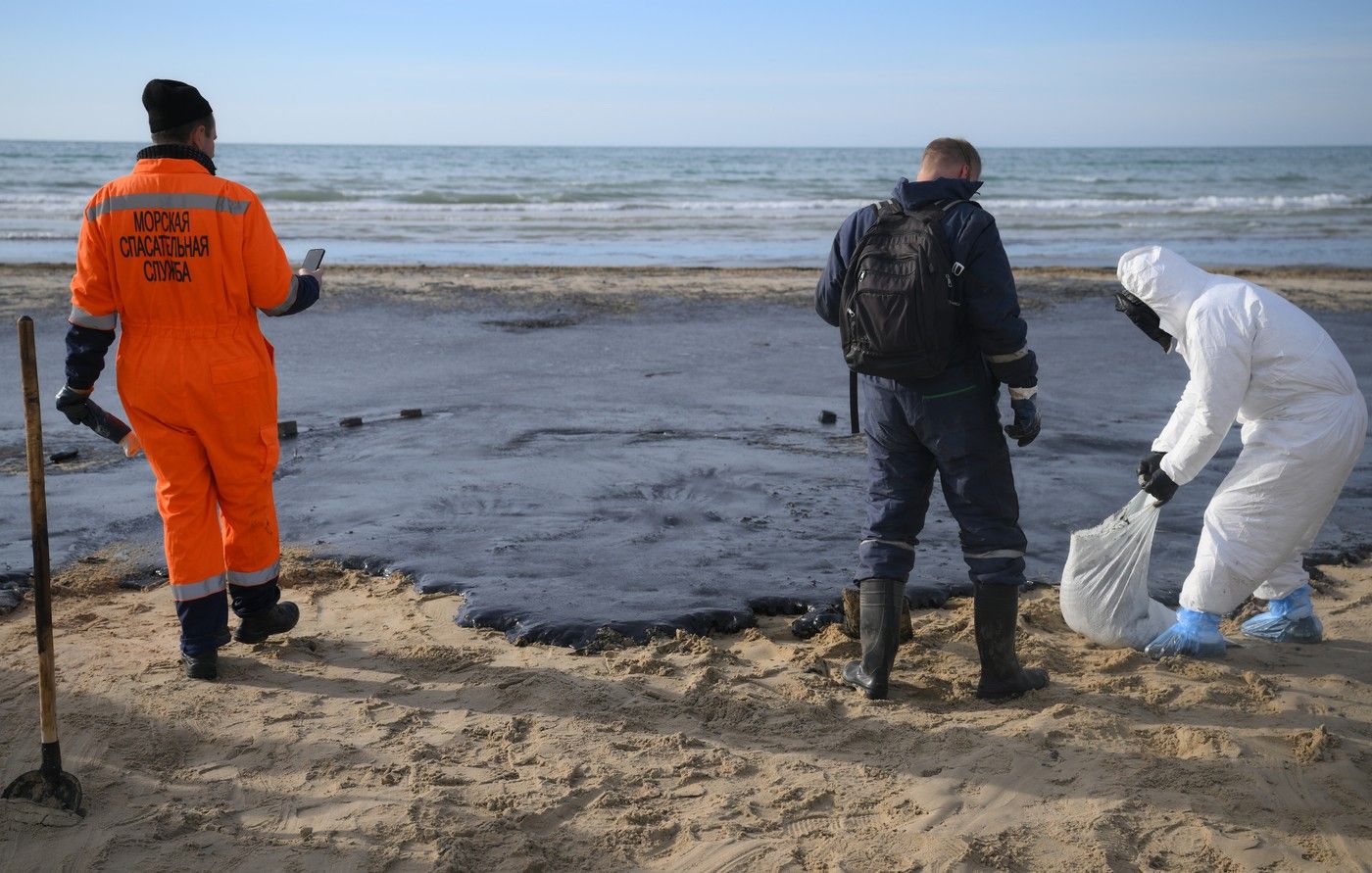 Z vraků ruských tankerů v Černém moři stále vytéká mazut. Gubernátor to popírá