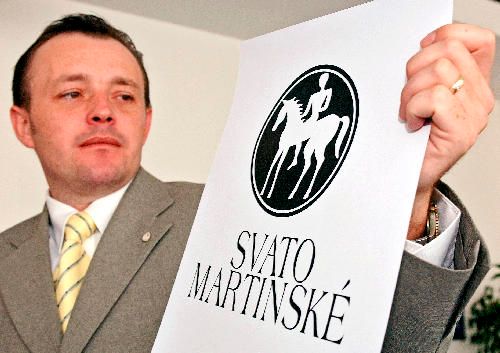 Projektový manažer Svazu vinařů ČR Pavel Krška předvedl 11. října v Brně logo známky "Svatomartinské". | Foto: Aktuálně.cz